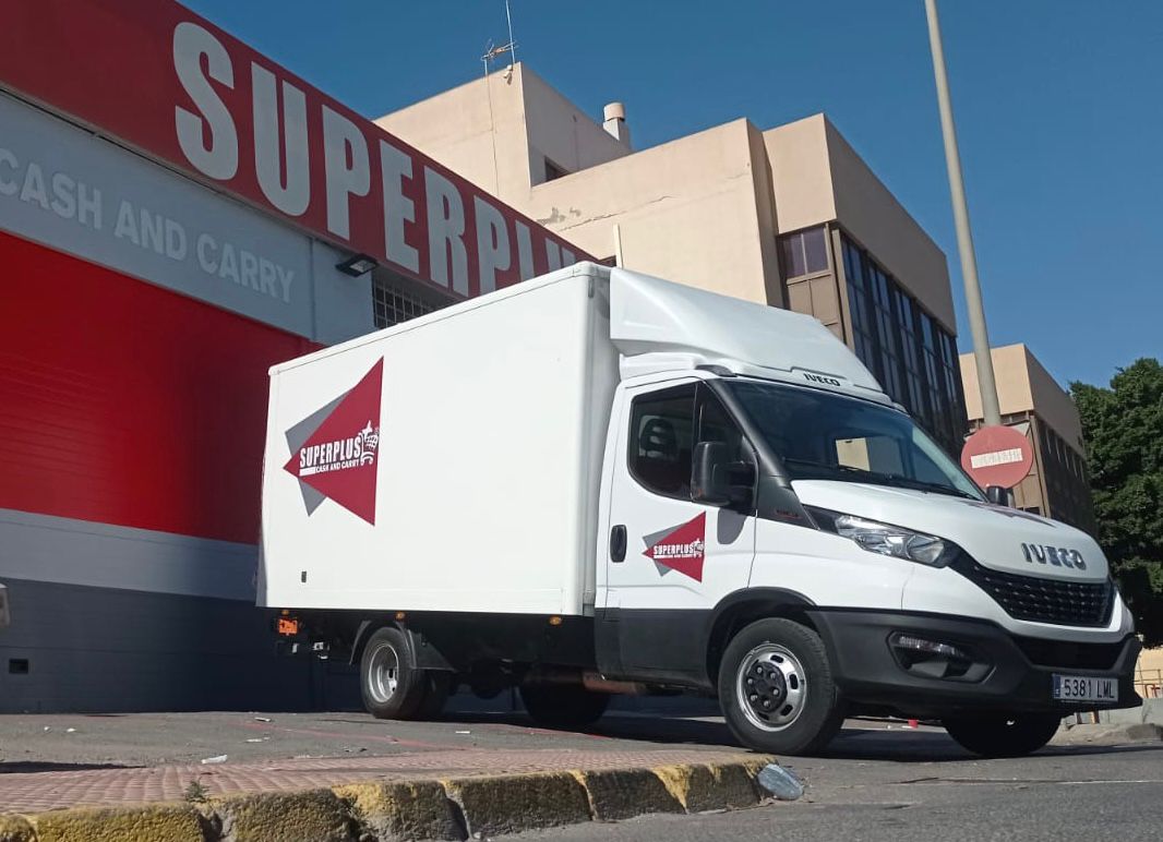 Camión de reparto Superplús del servicio delivery